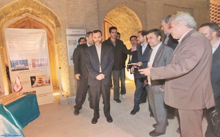 رونمایی از پازل سه بعدی چوبی کاخ عالی قاپو و پل خواجو با حضور رییس جمهور وقت