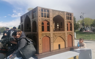نمایش سازه های فلزی بناهای تاریخی تخریب شده اصفهان در پل خواجو